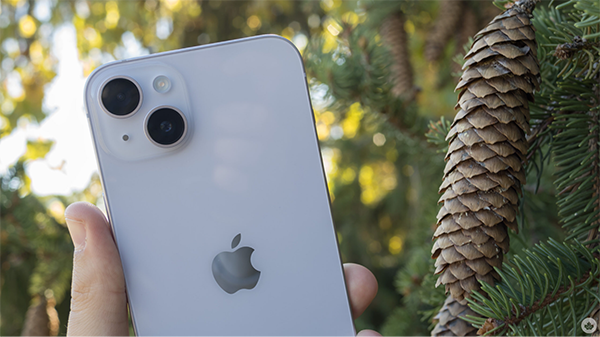 iPhone 14 Plus màu xanh dương ngả dần sang màu trắng bạc khi ở ngoài trời